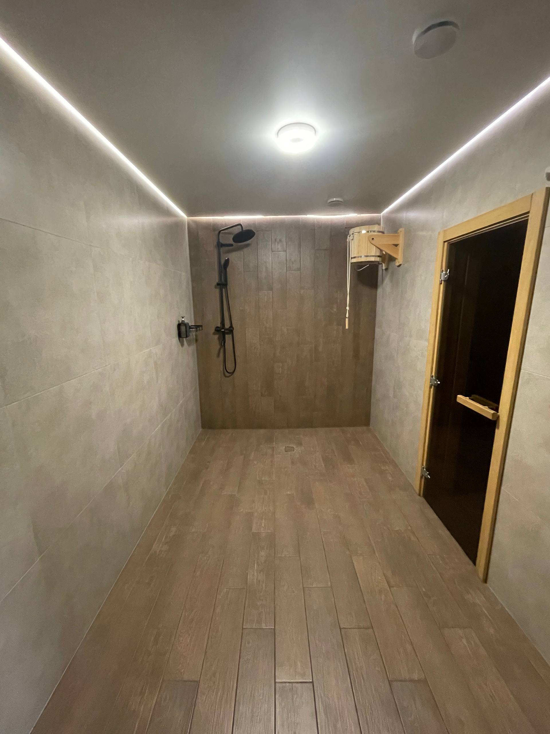Душевая зона: плитка под дерево и LED-подсветка по периметру